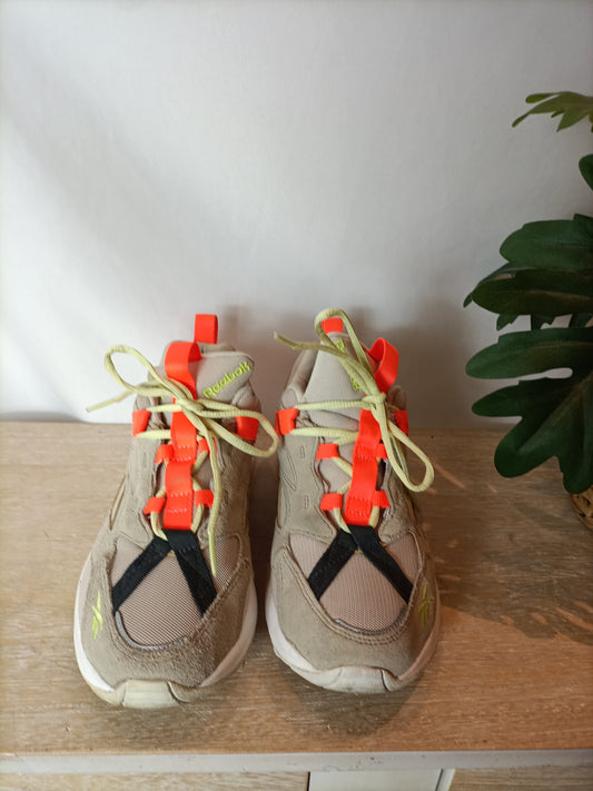 REEBOK. Zapatillas beige detalles flúor T.37