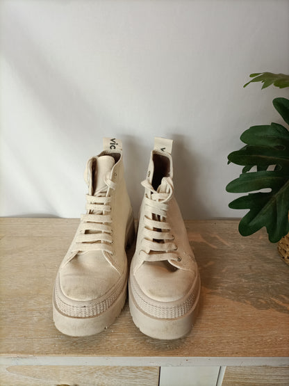 VICTORIA. Zapatillas blanca bota T.37(TARA)