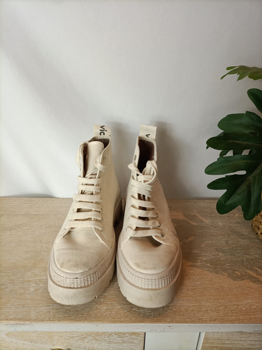 VICTORIA. Zapatillas blanca bota T.37(TARA)