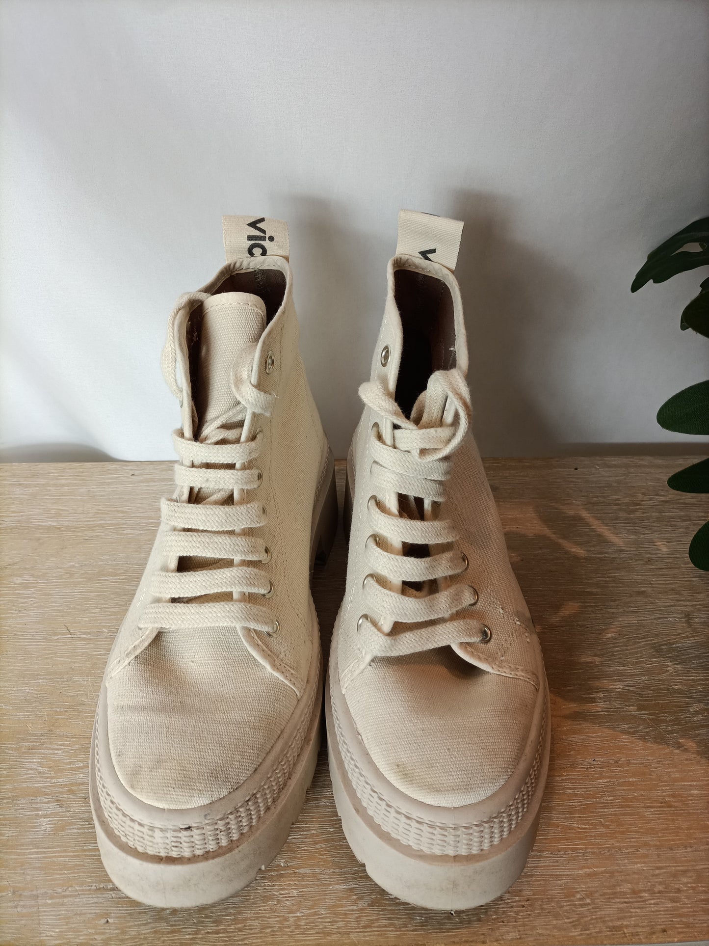 VICTORIA. Zapatillas blanca bota T.37(TARA)