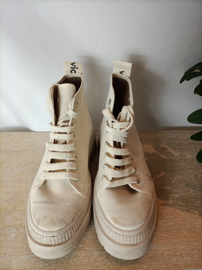 VICTORIA. Zapatillas blanca bota T.37(TARA)