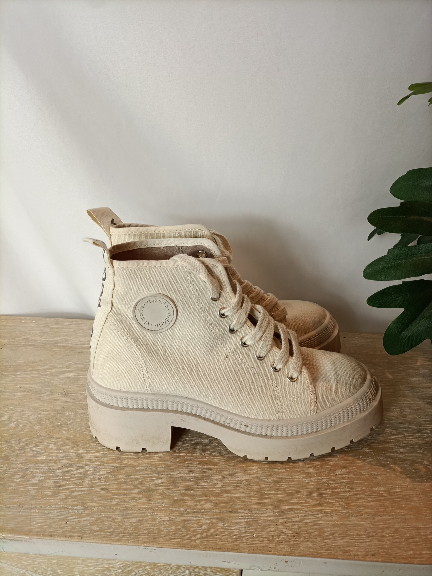 VICTORIA. Zapatillas blanca bota T.37(TARA)