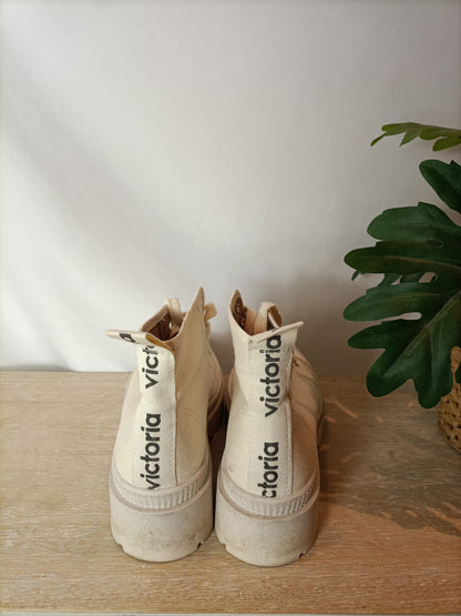 VICTORIA. Zapatillas blanca bota T.37(TARA)