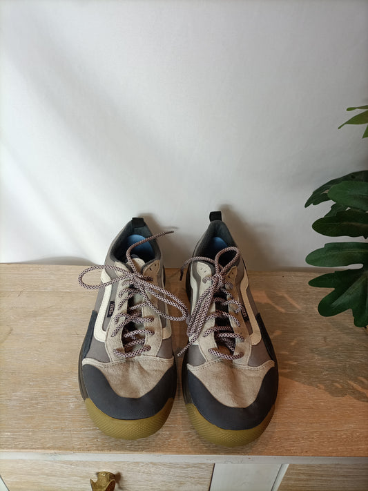 VANS. Zapatillas grises con detalle T.41