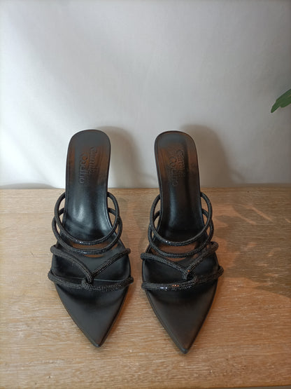 CAMILA COELHO. Sandalia negra tira brillo. T 6 (37)