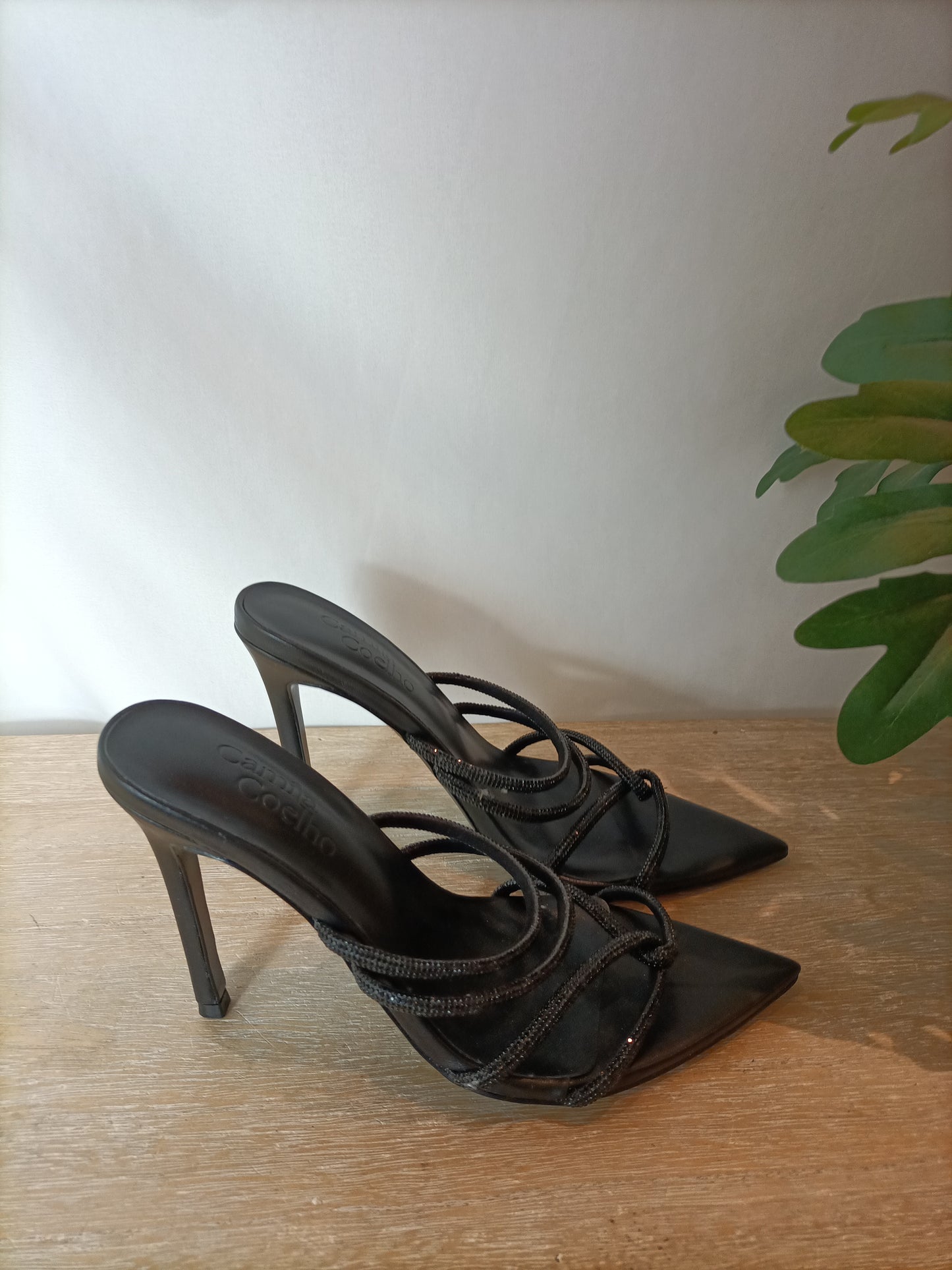 CAMILA COELHO. Sandalia negra tira brillo. T 6 (37)