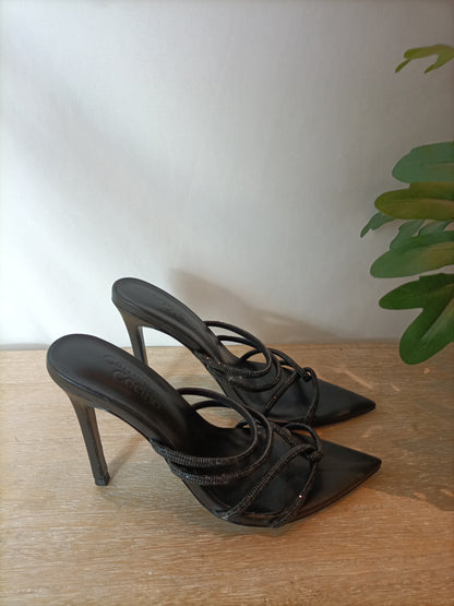 CAMILA COELHO. Sandalia negra tira brillo. T 6 (37)