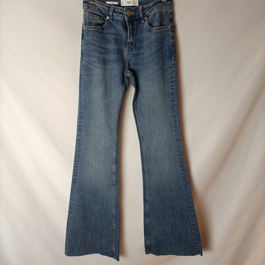 MANGO. Pantalón denim campana T.34