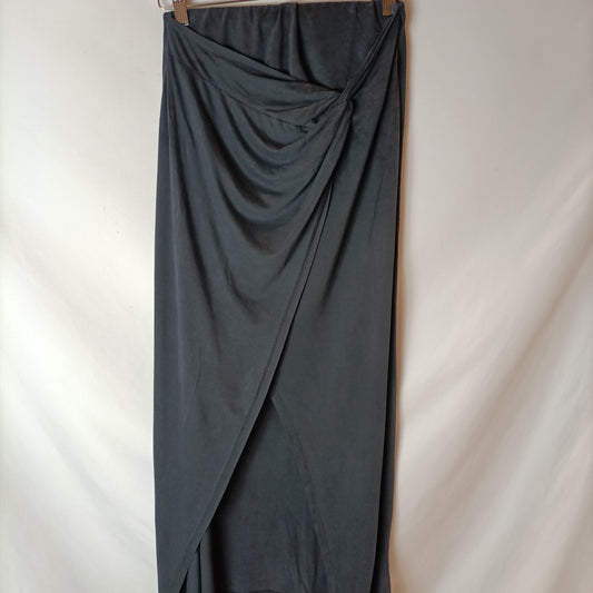 SCALPERS. Falda midi gris azulado apertura. T M