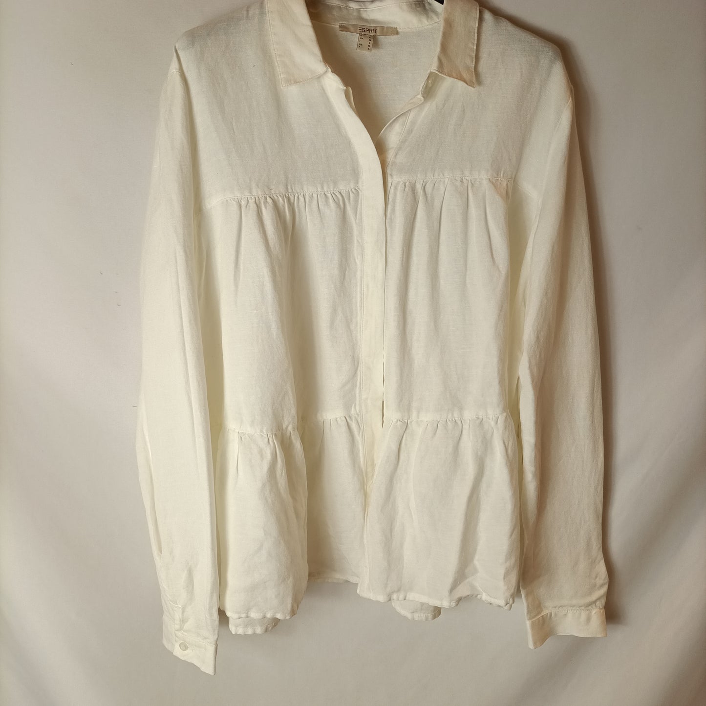 ESPRIT. Off-white ruffled blouse. TM