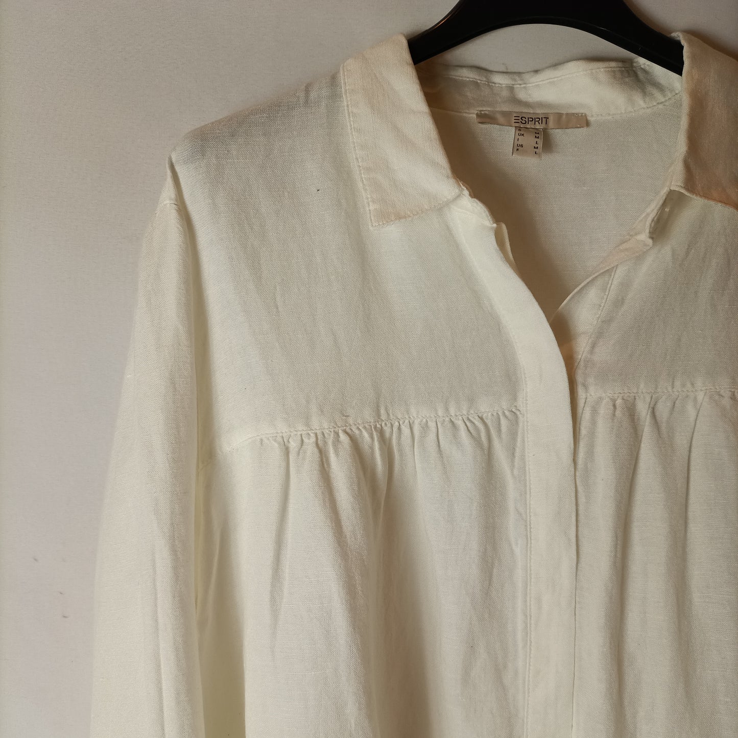 ESPRIT. Off-white ruffled blouse. TM