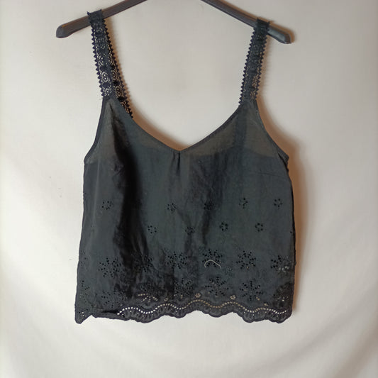 STRADIVARIUS. Top negro troquelado T.s