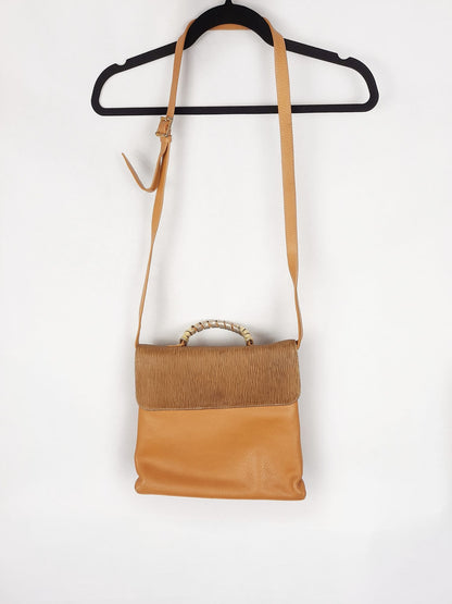 OTRAS. Bolso camel/mostaza