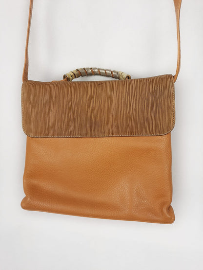 OTRAS. Bolso camel/mostaza