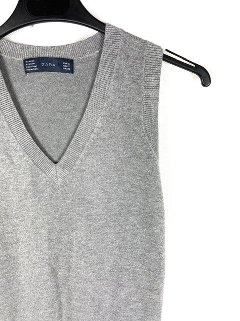 ZARA. Grey sleeveless sweater Ts