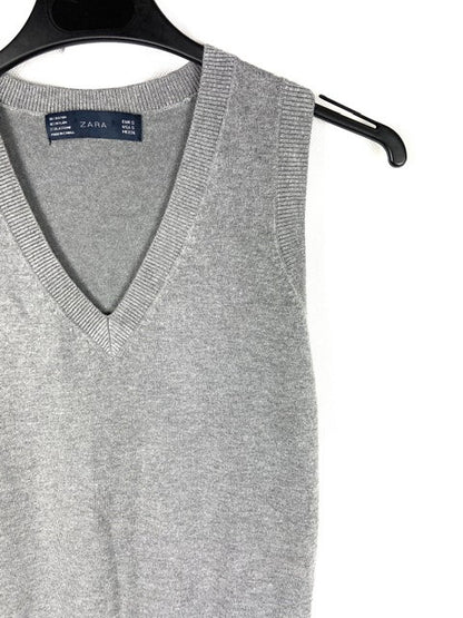 ZARA. Grey sleeveless sweater Ts