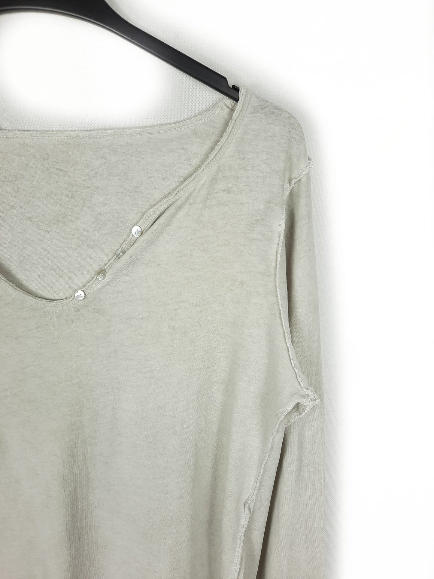 OTRAS. Camiseta beige botones cuello T.u