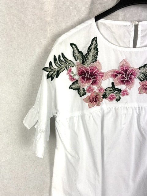OTRAS.Blusa blanca flores bordadas T.s oversized