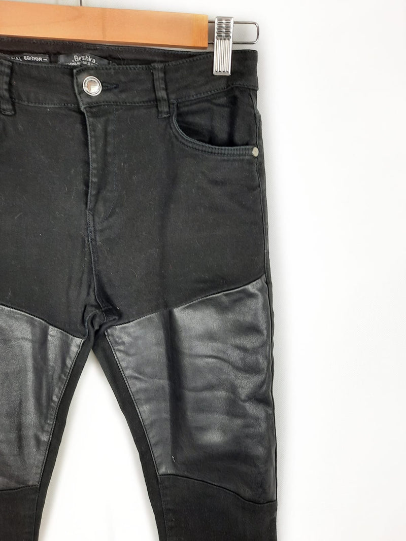 BERSHKA. Pantalones negro doble textura T.36