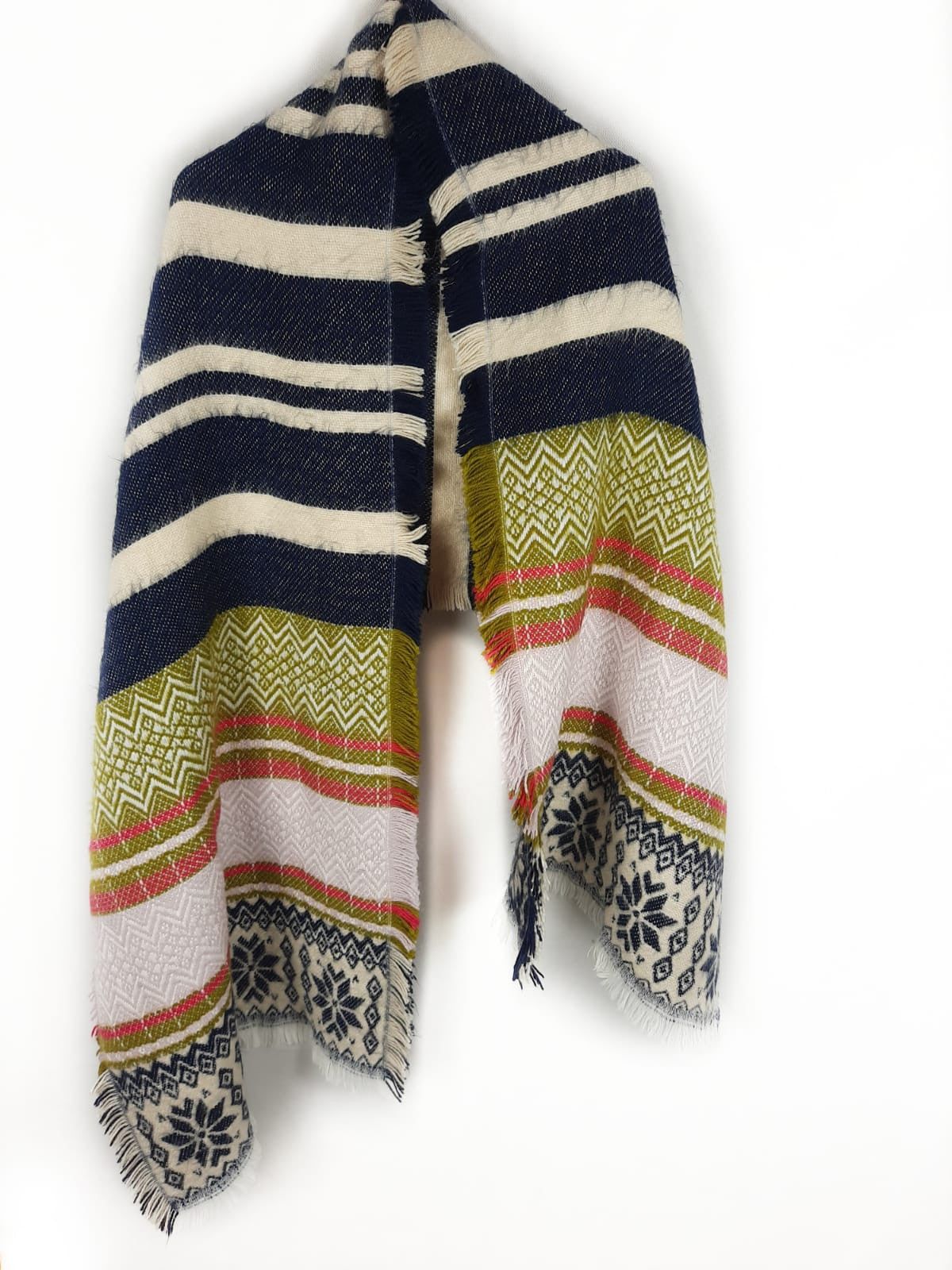OTRAS. Bufanda rayas y étnica