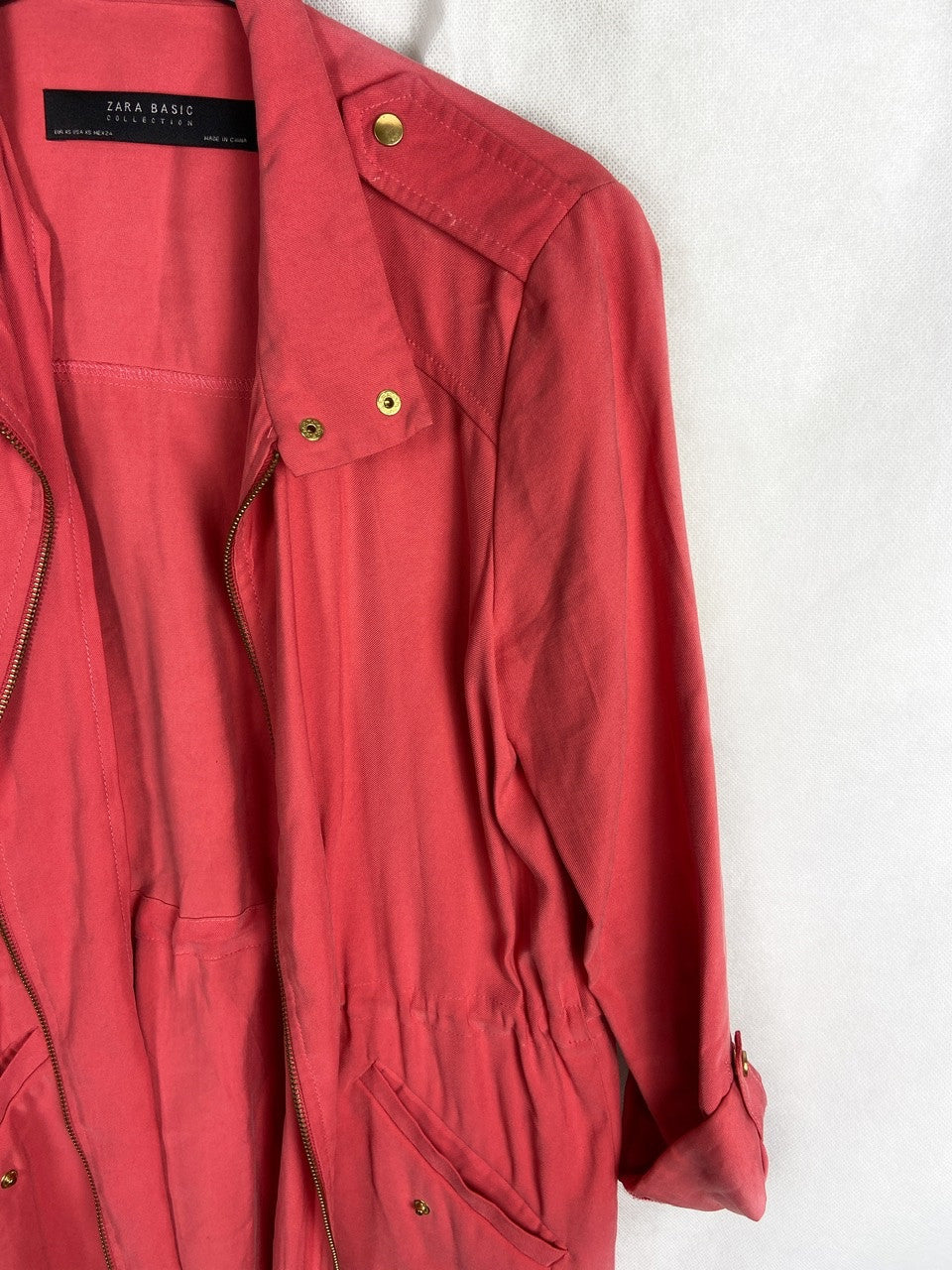 Market. ZARA. Coral zip-up jacket T.xs