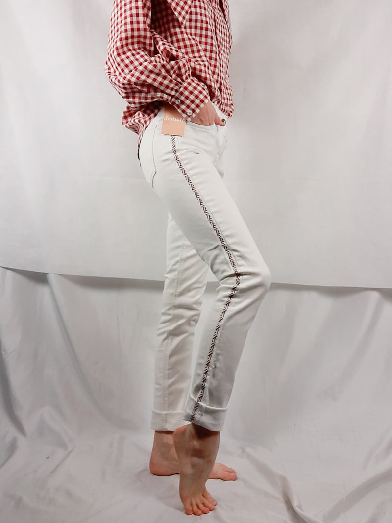 KOOKAï. Pantalones pitillo blancos bordados lados T.36