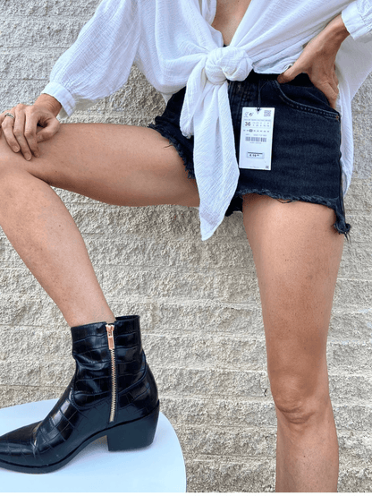 ZARA. Shorts negro deshilachados T.36