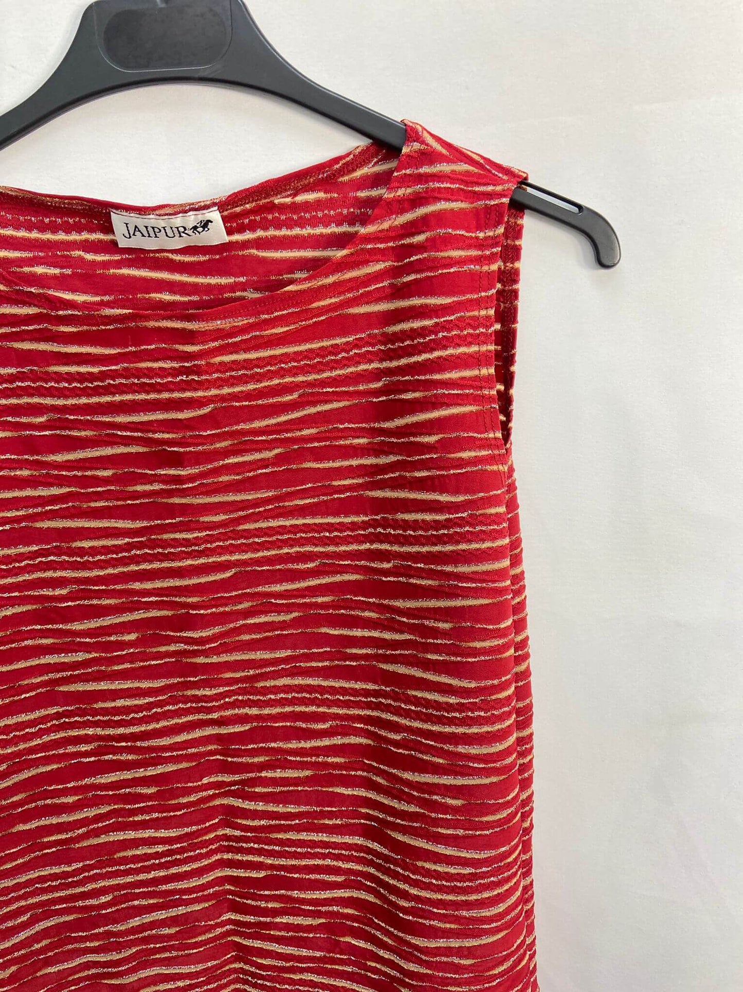 JAIPUR. Camiseta roja y dorada