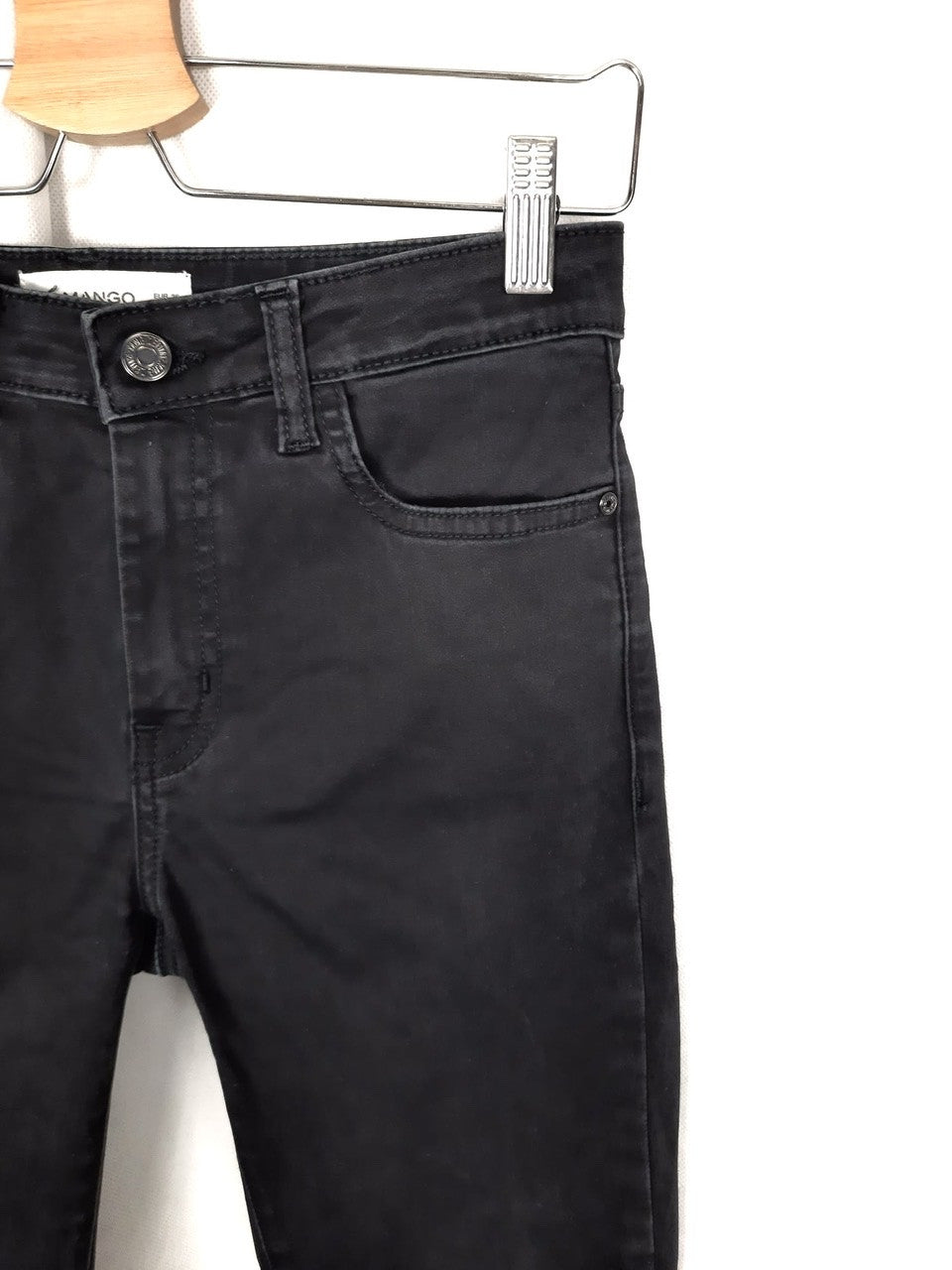 MANGO. Pantalon negro pitillo T.36