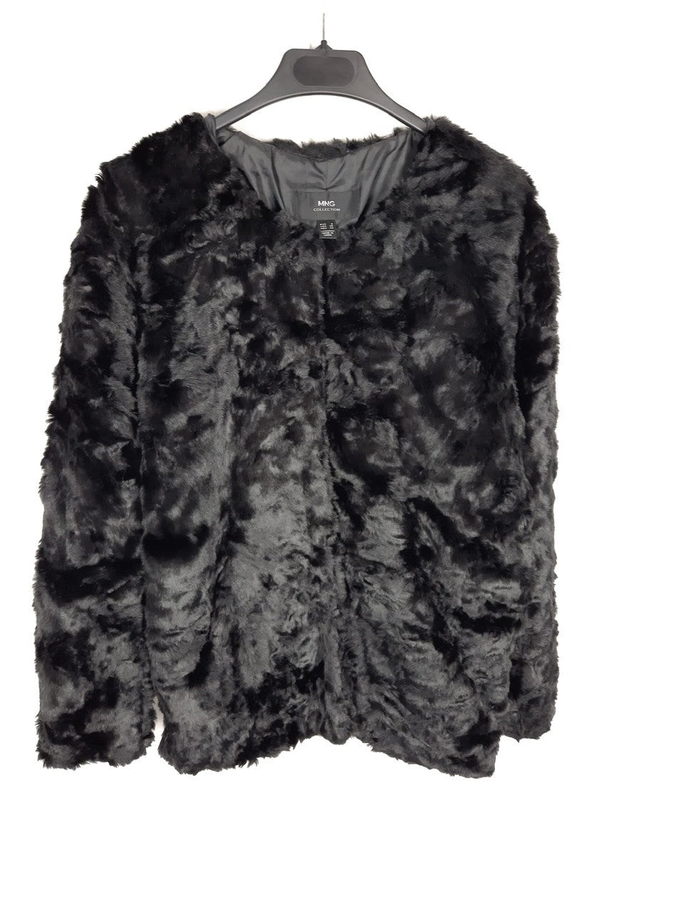 MANGO. Abrigo negro pelo T.s