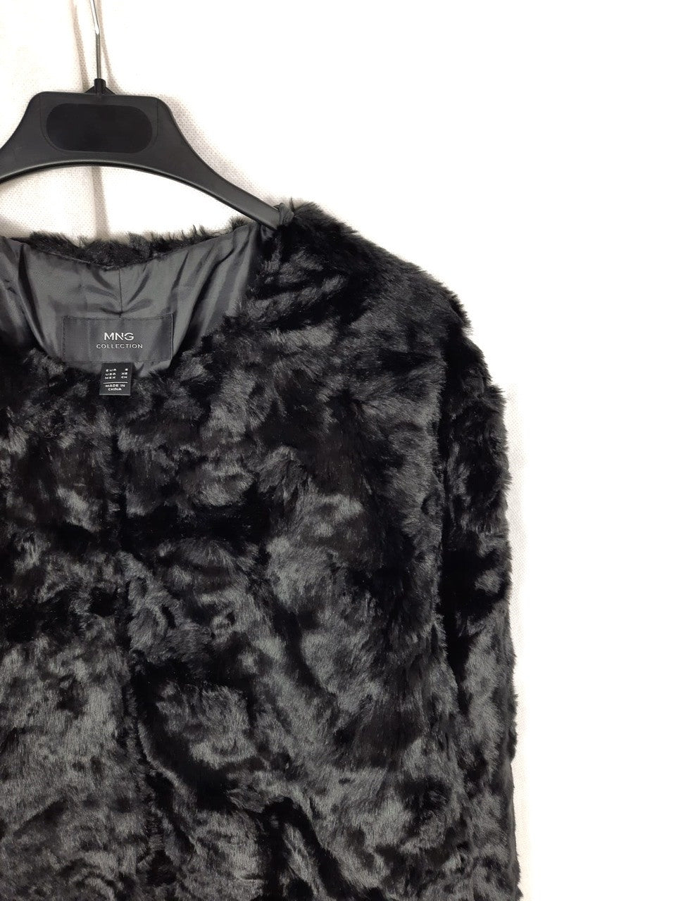 MANGO. Abrigo negro pelo T.s