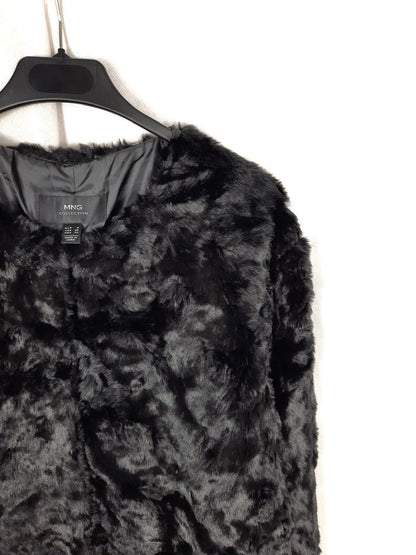 MANGO. Abrigo negro pelo T.s