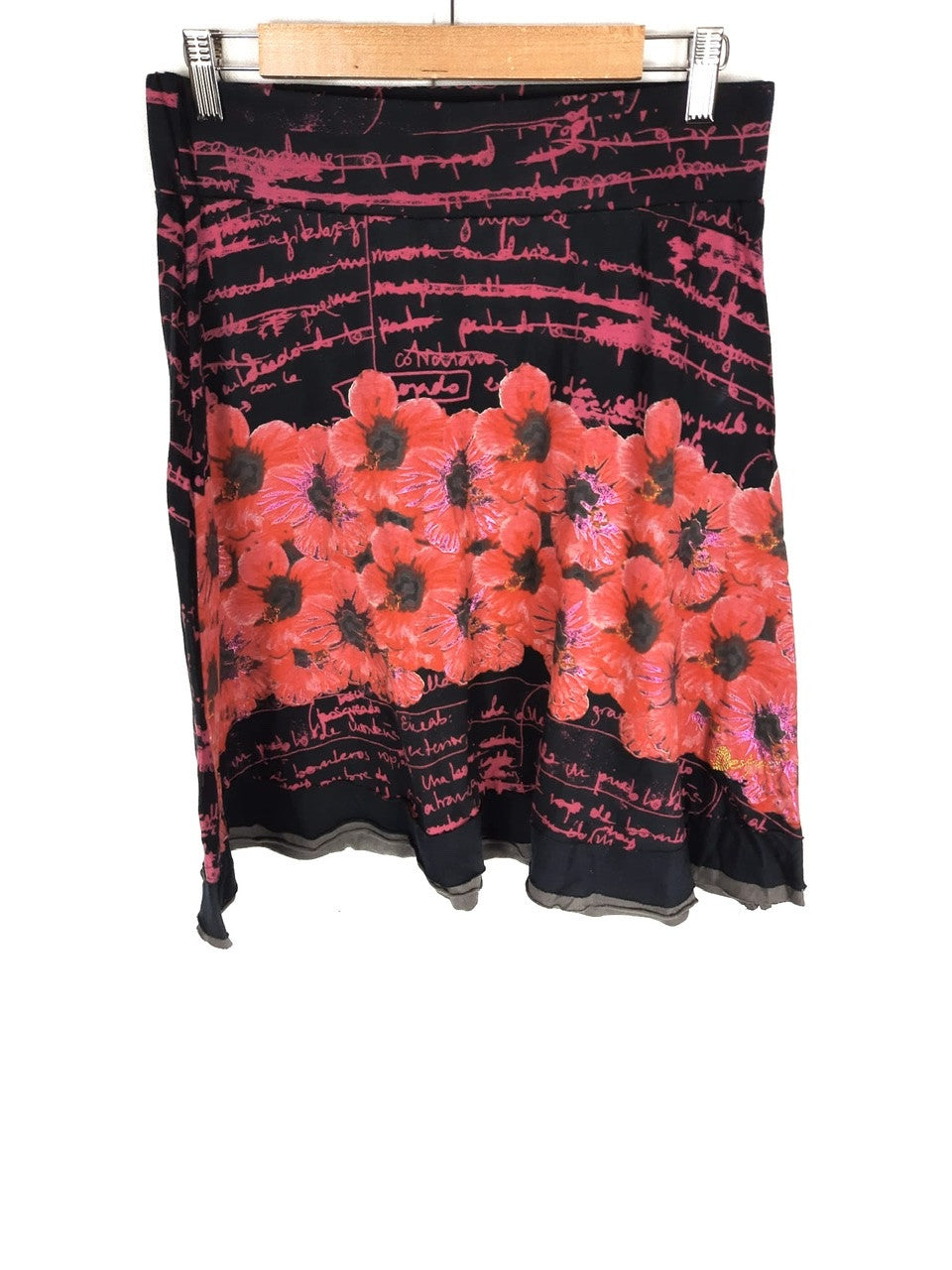 DESIGUAL. Falda corta negra escrita T.m