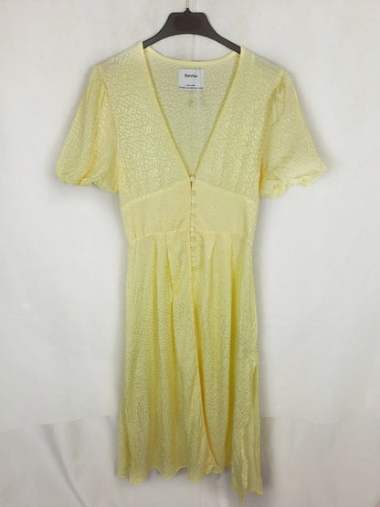BERSHKA. Blusa larga amarillo animal print T.xs