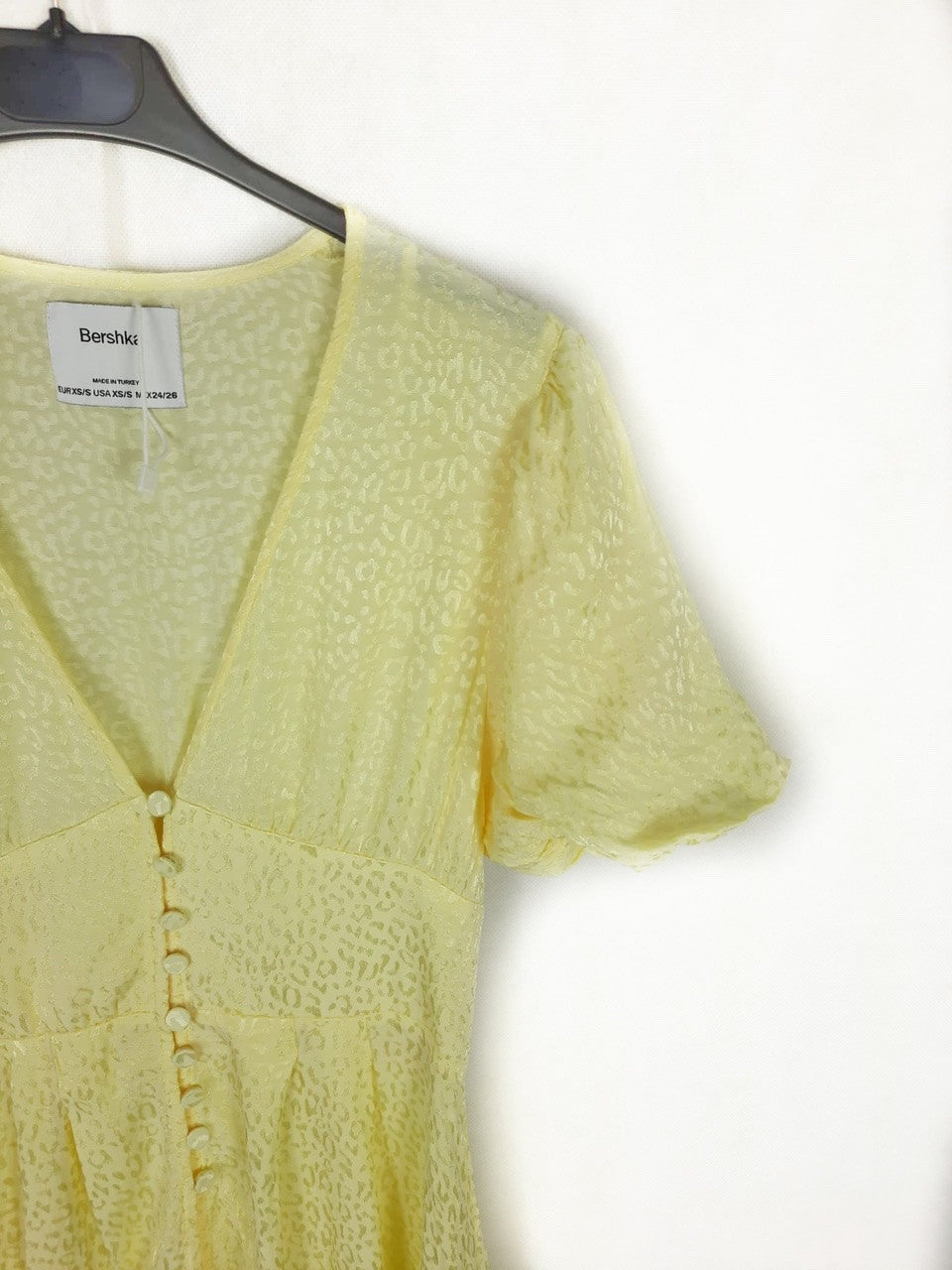 BERSHKA. Blusa larga amarillo animal print T.xs