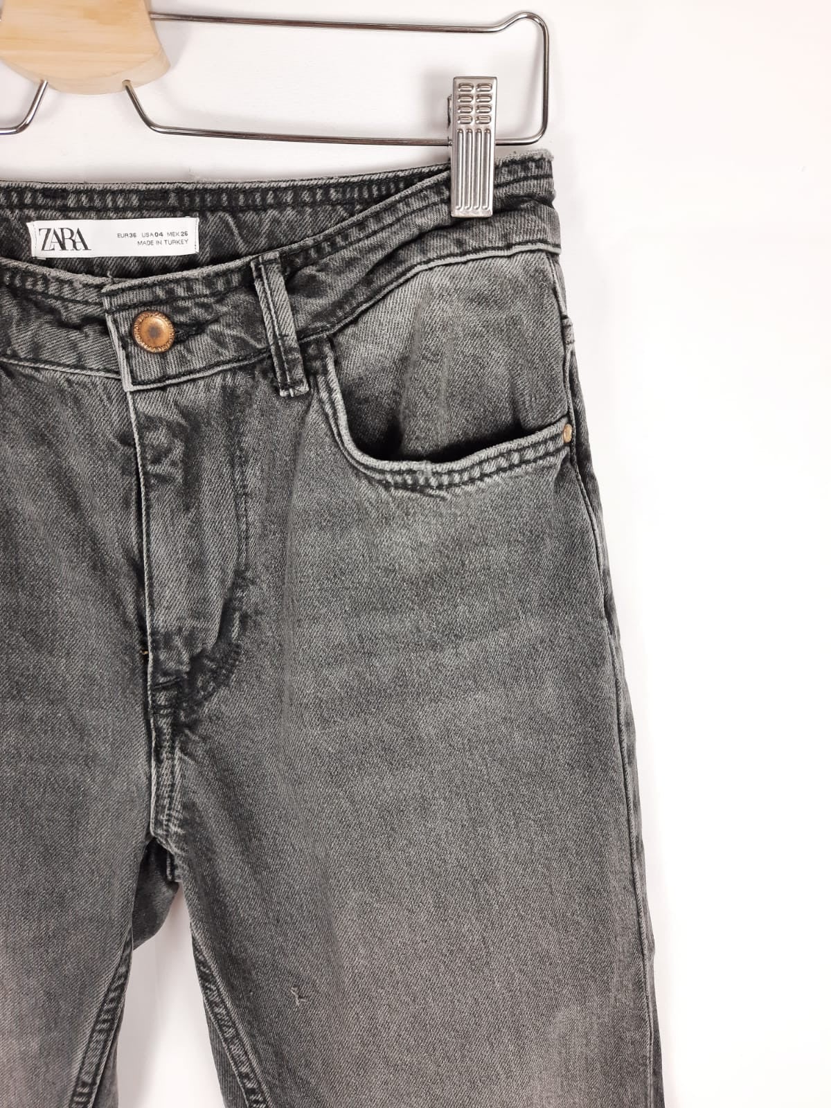 ZARA. pantalon gris desgastado T.36