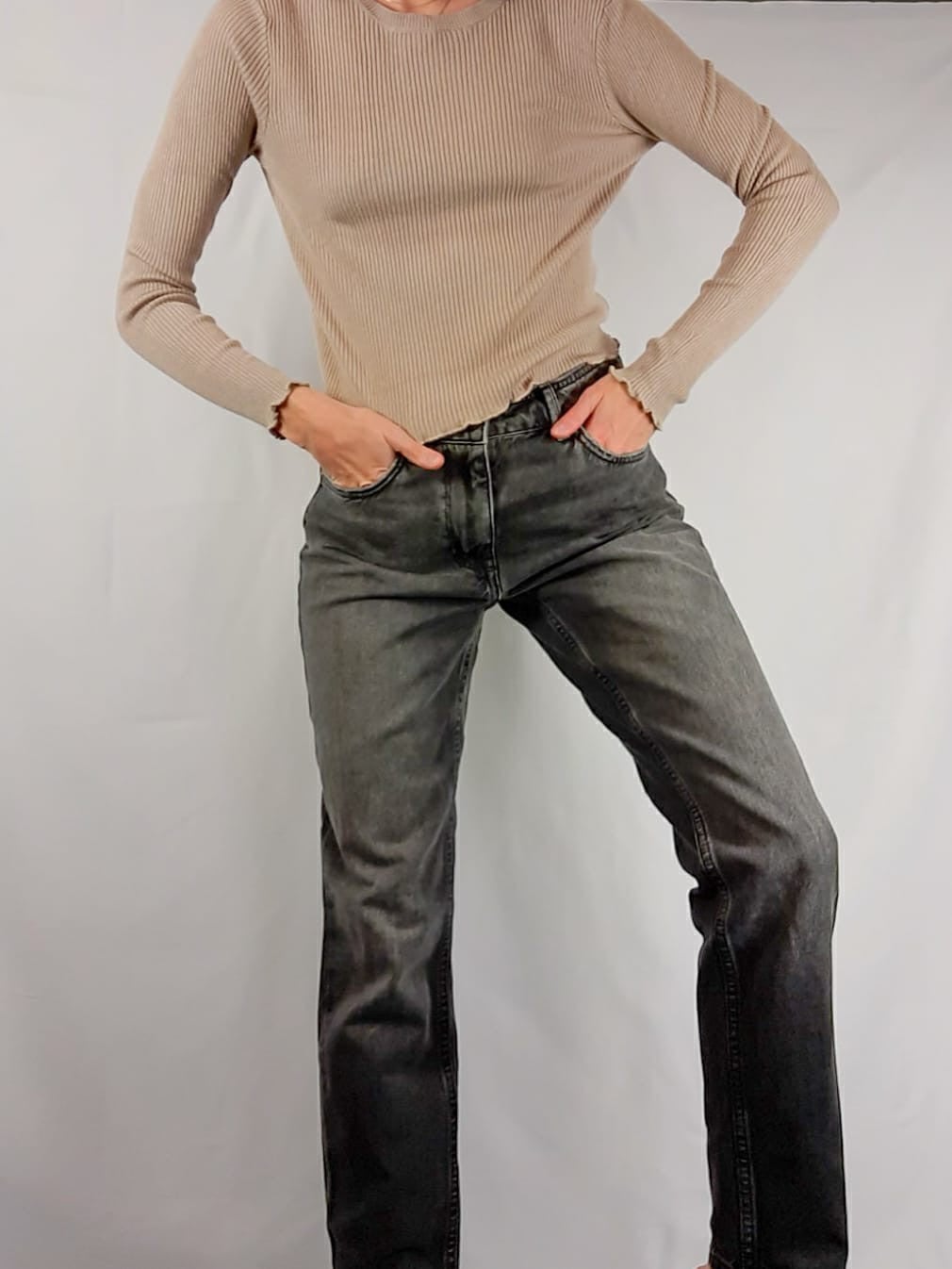 ZARA. pantalon gris desgastado T.36