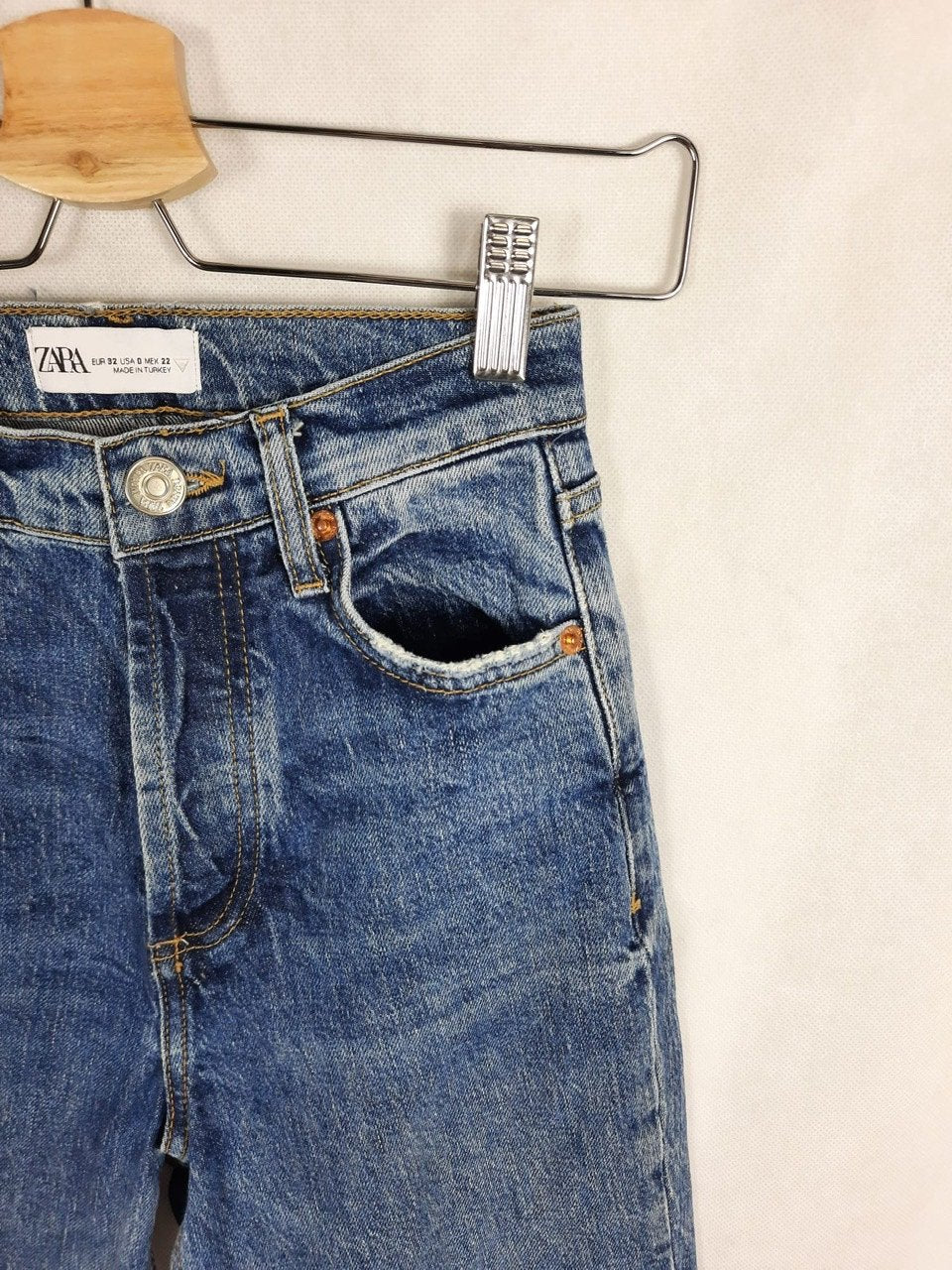 ZARA. Vaquero botones flecos T.32