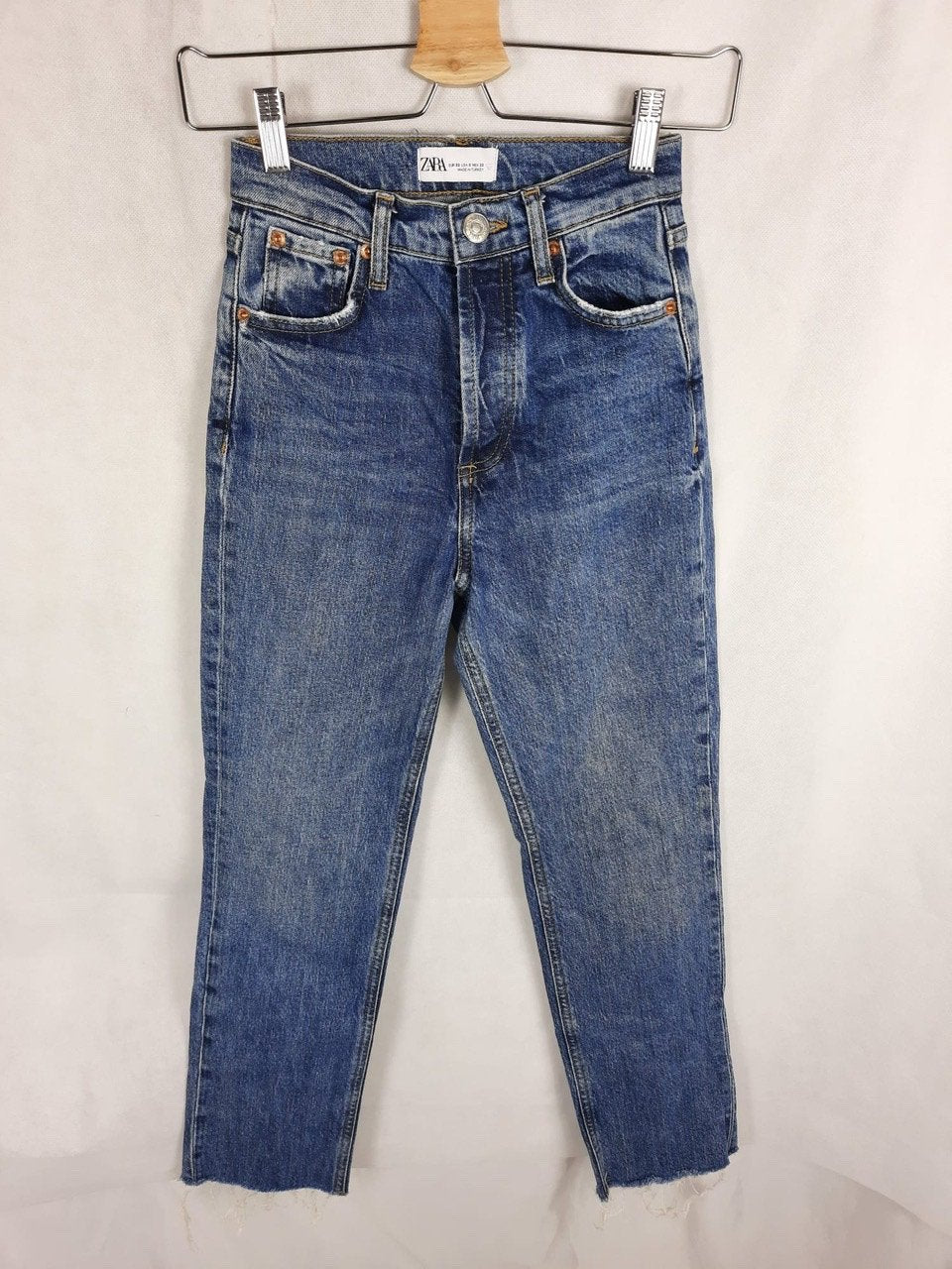 ZARA. Vaquero botones flecos T.32