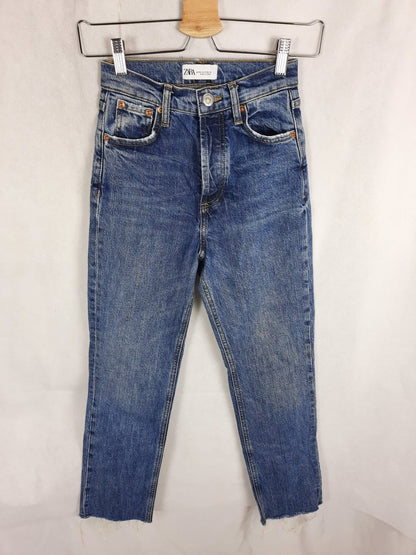 ZARA. Vaquero botones flecos T.32
