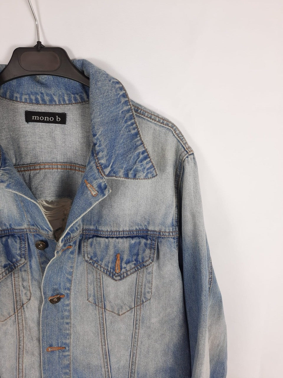 MONO B. cazadora vaquera espalda cruz rota T.U