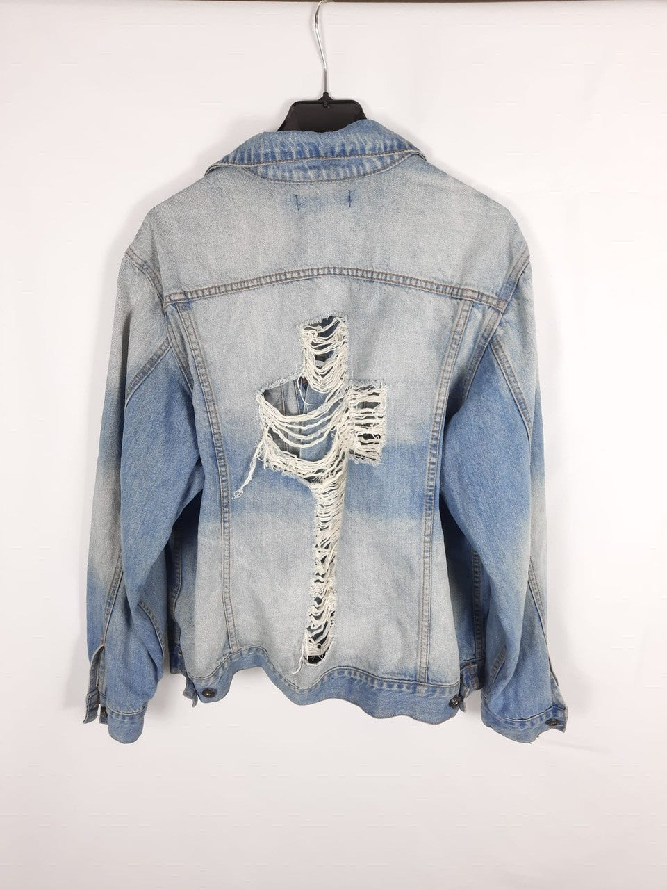 MONO B. cazadora vaquera espalda cruz rota T.U