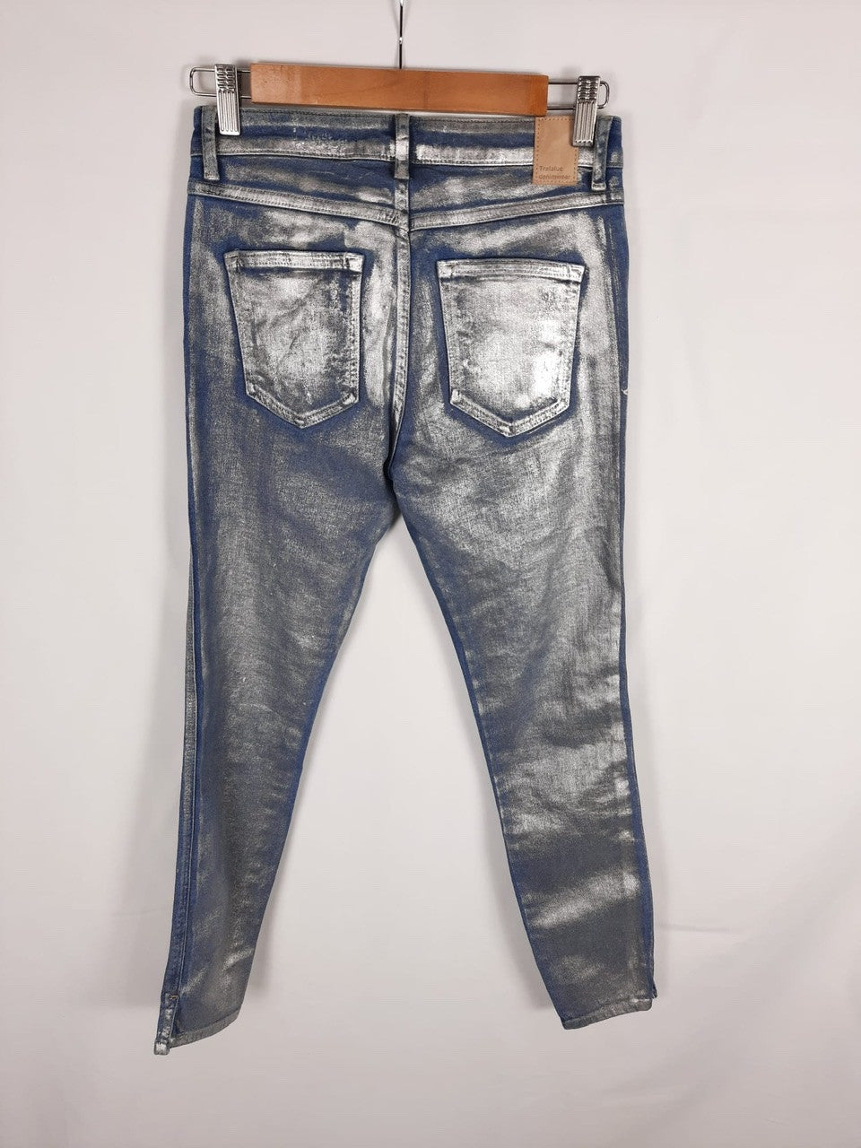 ZARA. pantalon vaquero metalizado T.38
