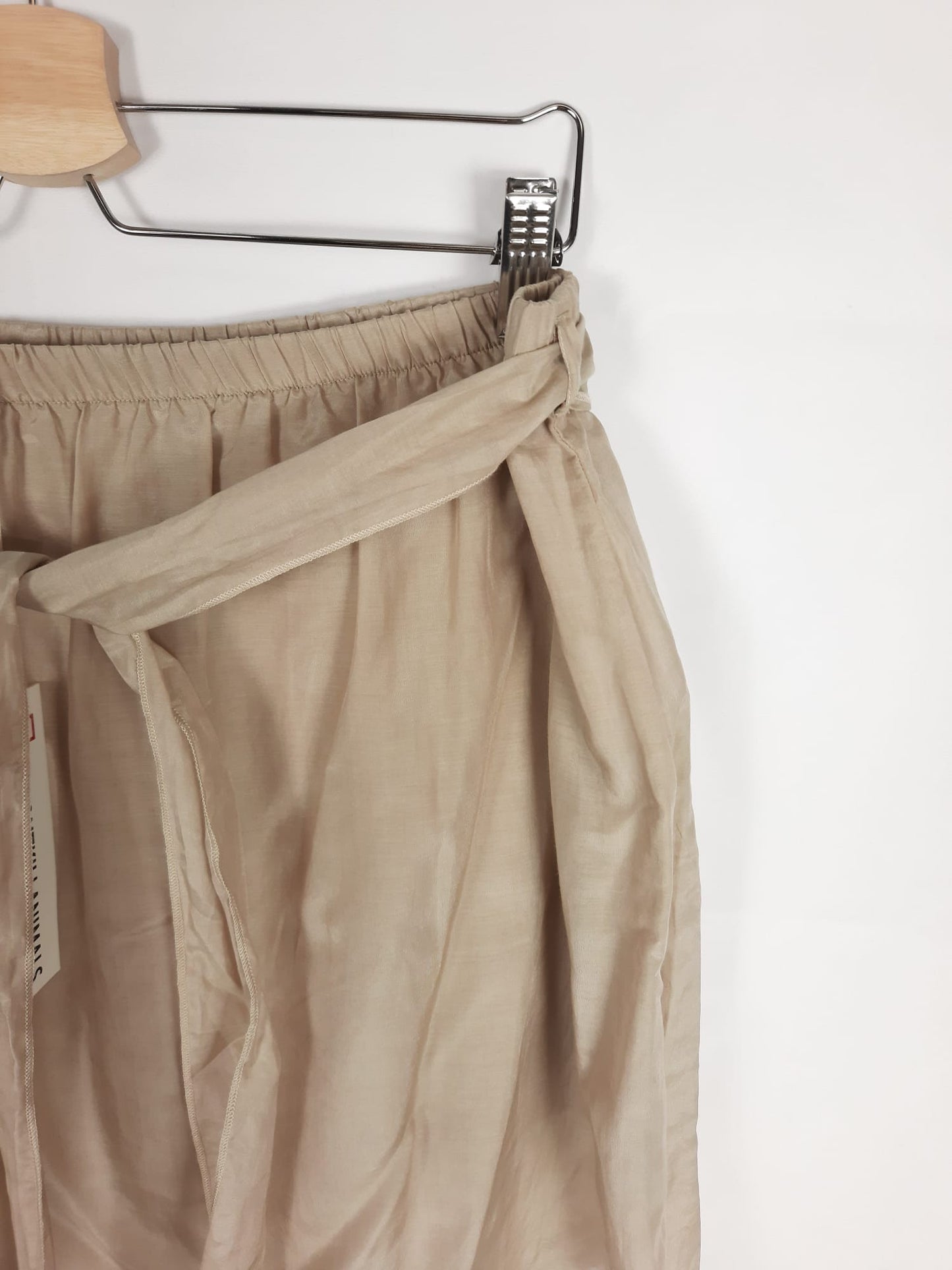 WDKA.Falda beige lazo T.m