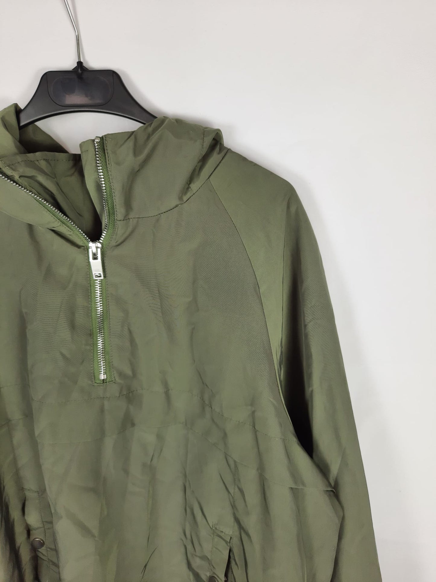 ZARA. abrigo verde estilo canguro impermeable  T.l