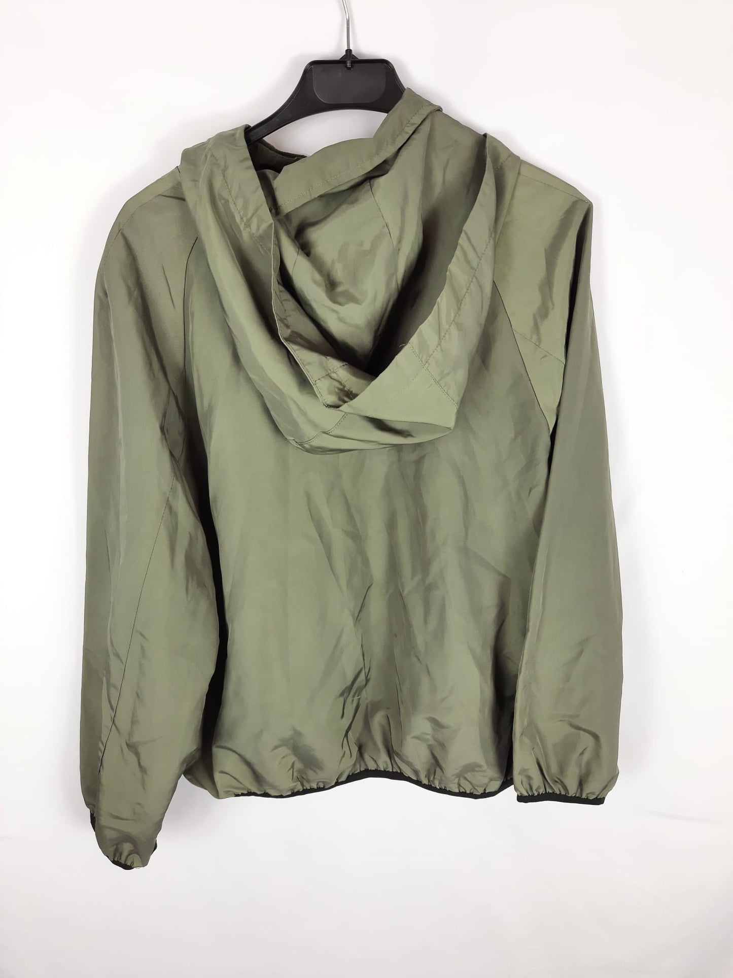 ZARA. abrigo verde estilo canguro impermeable  T.l