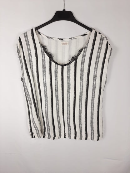 AMICHI.Camiseta/blusa rayas detalle encaje T.m