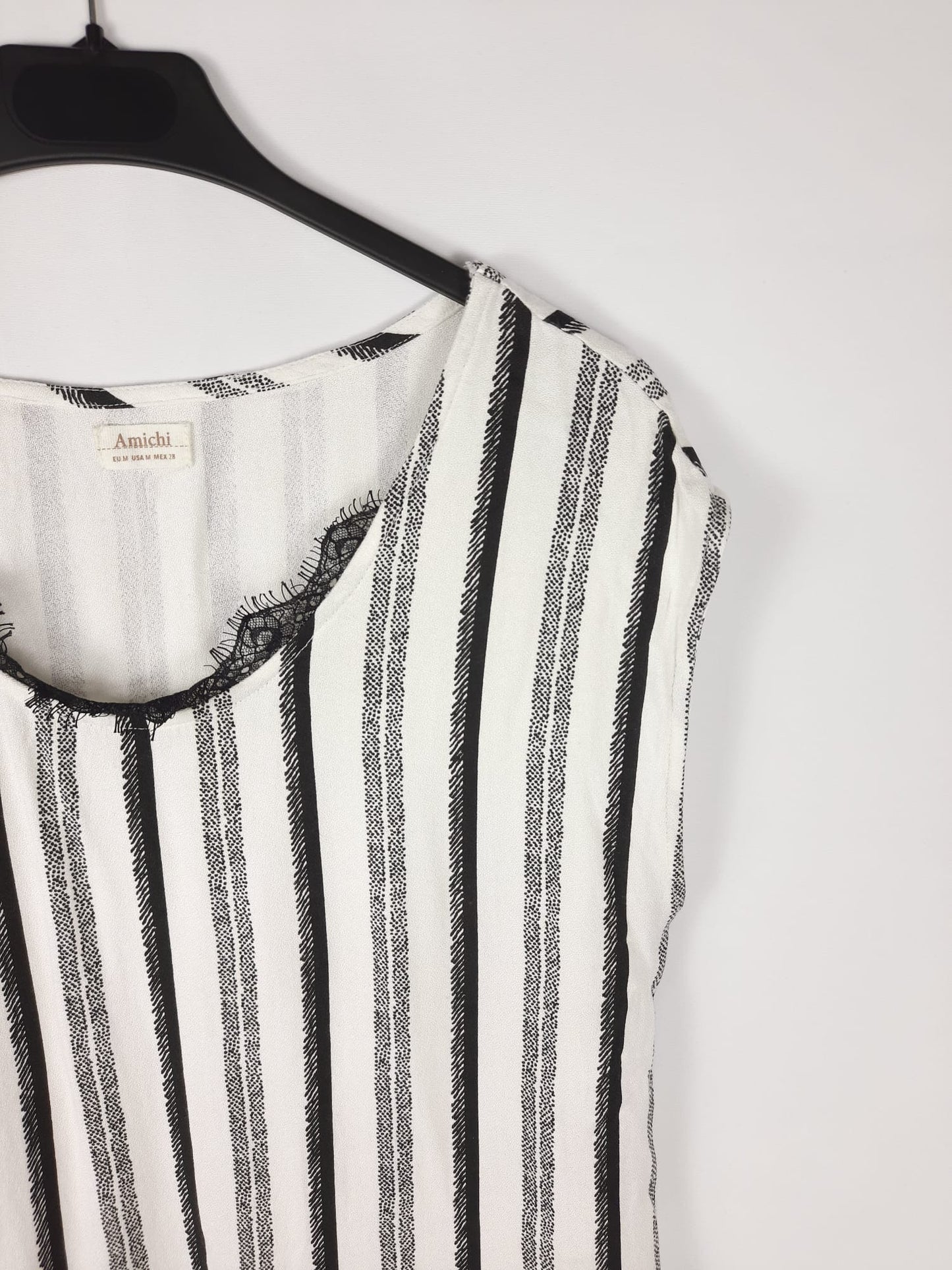 AMICHI.Camiseta/blusa rayas detalle encaje T.m