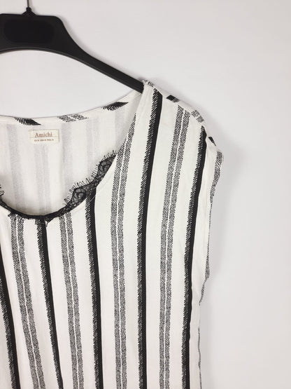 AMICHI.Camiseta/blusa rayas detalle encaje T.m