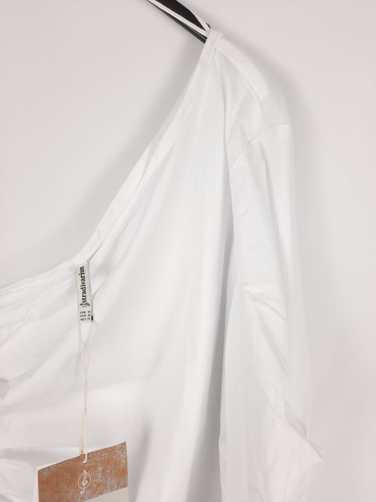 STRADIVARIUS.Top blanco asimétrico T.m